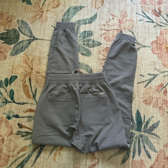 FIGS Charlotte 21 Pocket Slim Scrub Pant In Gray - Picture 6 of 6